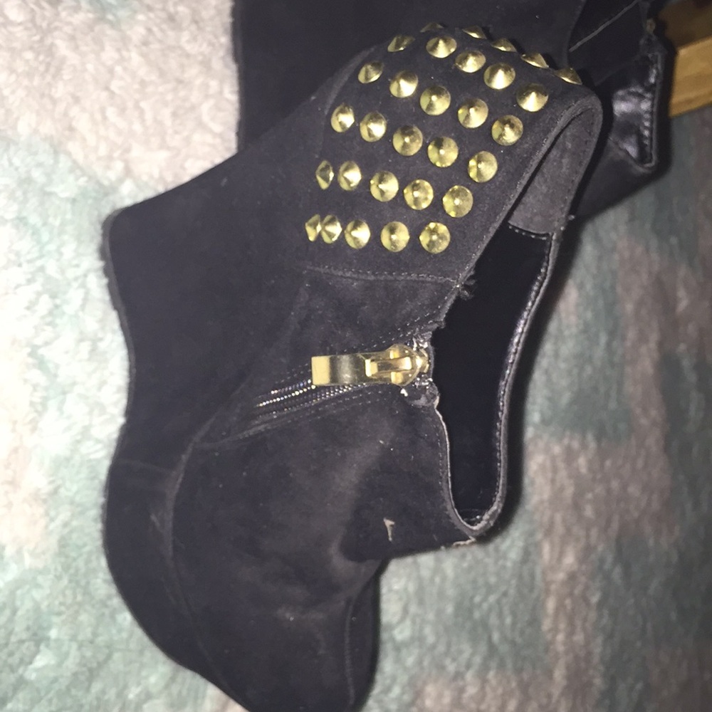 Black wedges